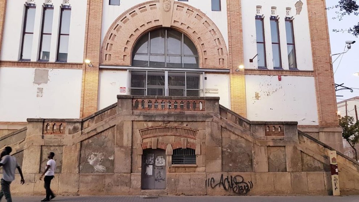 La pintada está en una de las escaleras para acceder al edificio.