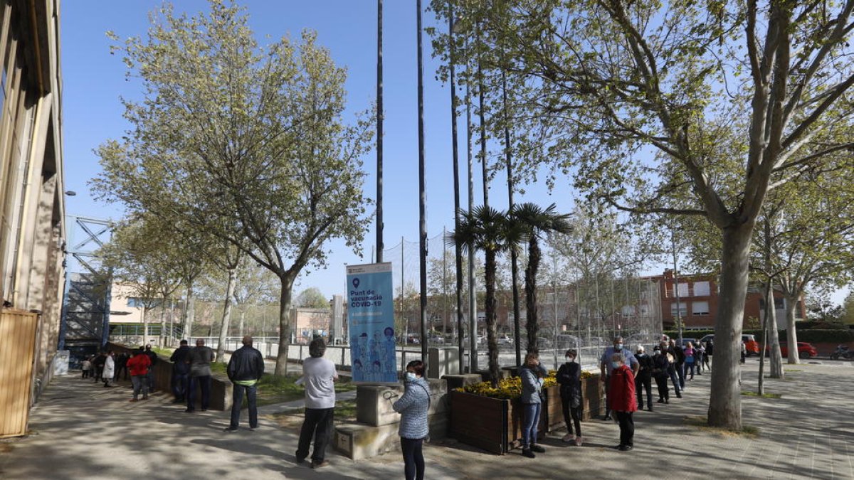 La vacunació amb AstraZeneca prossegueix amb dosis guardades, ja que no n'arriben més fins dilluns.
