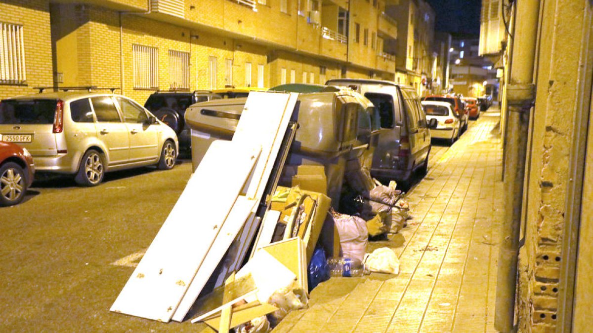 Objetos voluminosos depositados junto a dos contenedores hace unos días en Pardinyes.