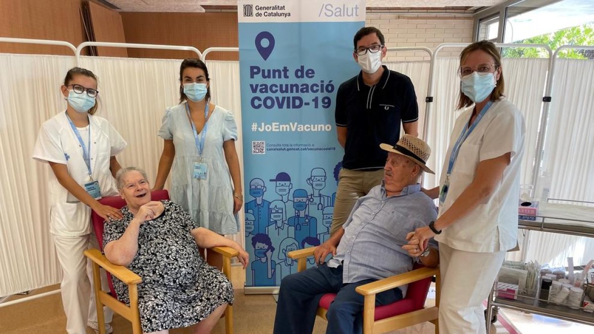 Milagros y Jesús, tras recibir la tercera dosis en la Balàfia-1, ayer.