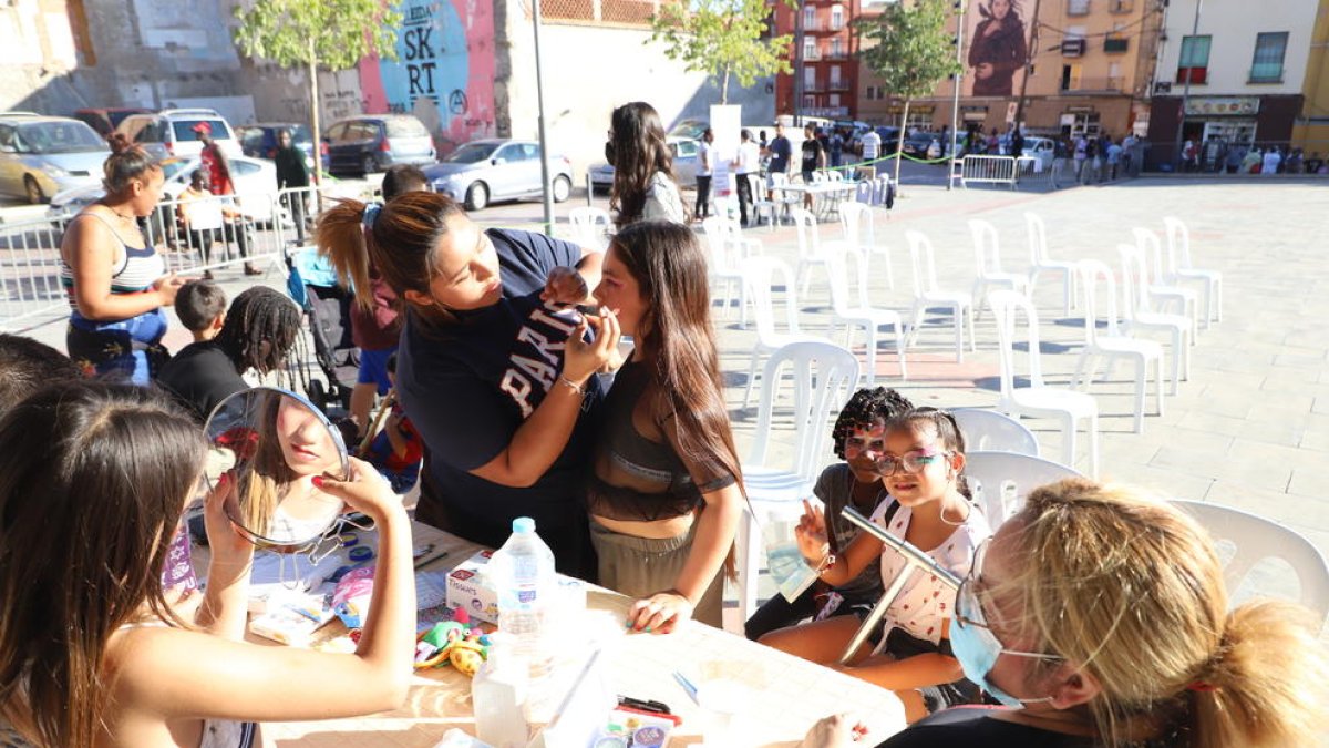 Un taller de maquillaje dentro de los actos celebrados ayer en la plaza del Depòsit del Centro Histórico .