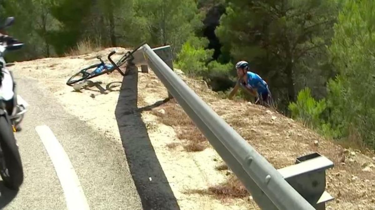Alejandro Valverde trepa por el terraplén por el que cayó.