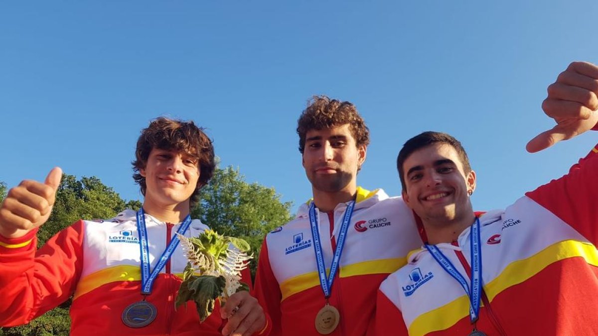 Pau Etxaniz, Manuel Ochoa y Miquel Travé con la medalla de bronce del Europeo sub-23.