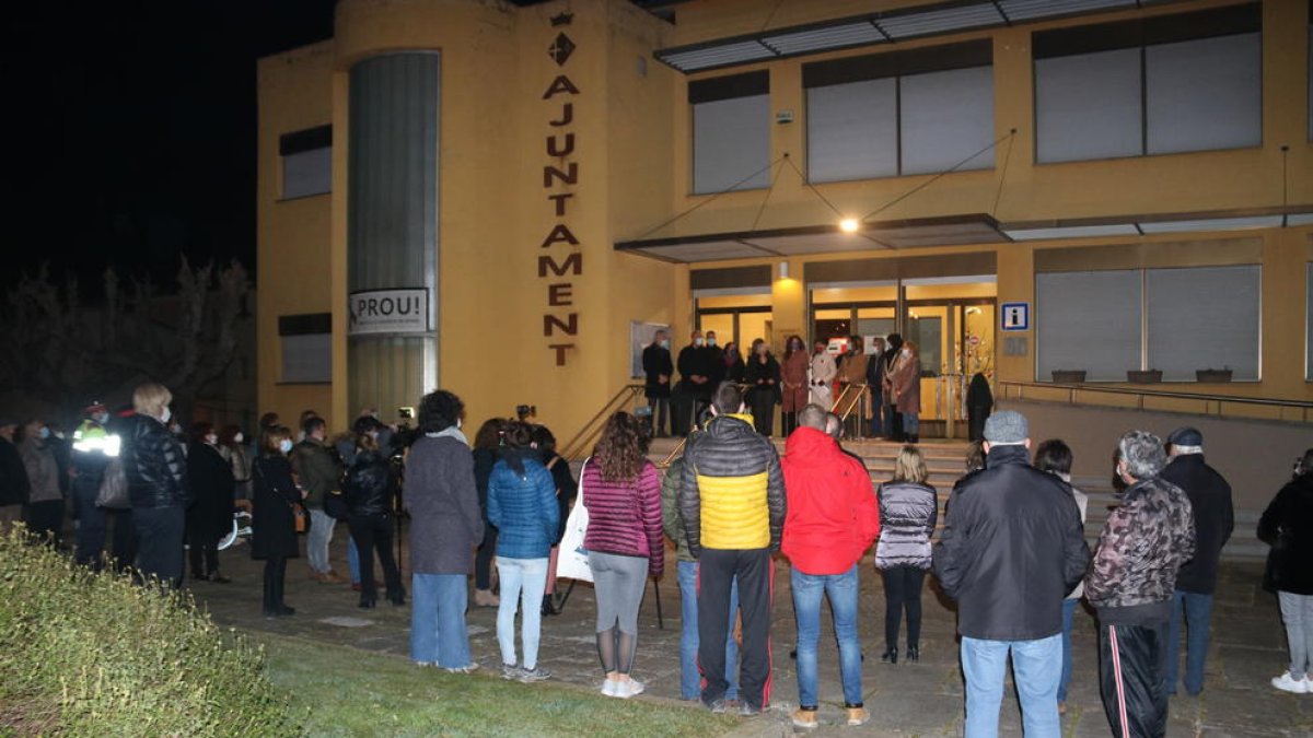 Concentración ayer en repulsa al crimen del jueves en la Garrotxa.