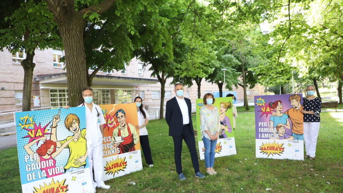 Membres dels Col·legis de Metges i Infermeres de Lleida, amb Ramon Mur i Mercè Porté, als jardins de l’Arnau.