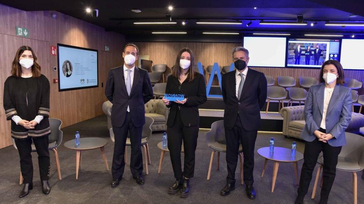 María Pifarré entre Gonzalo Gortázar, consejero delegado de CaixaBank, y Alberto Granados, presidente de Microsoft en España.