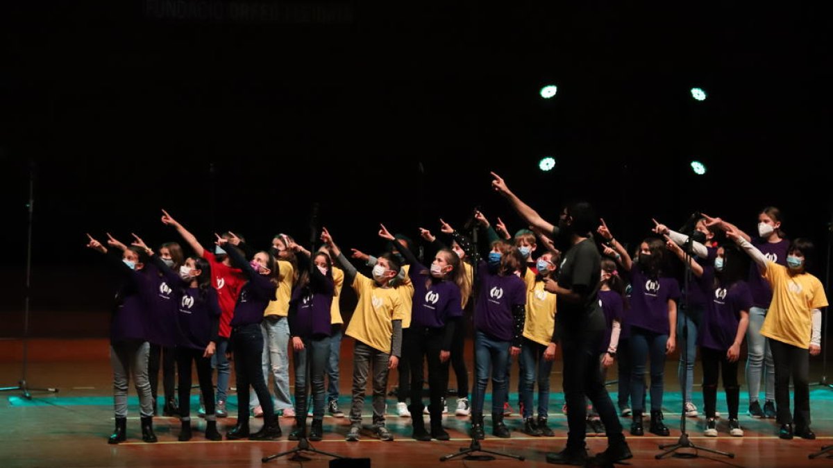 Los cantantes del coro infantil del Orfeó Lleidatà durante su actuación ayer en el Auditori.