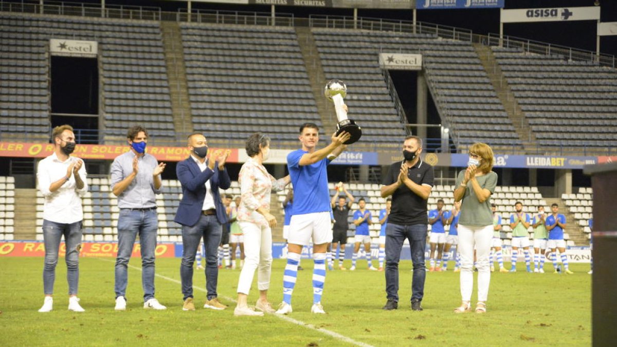 Toni Vicente, capitán del Lleida Esportiu y uno de los hijos de Emili, recibió de manos de su madre el trofeo de campeones.