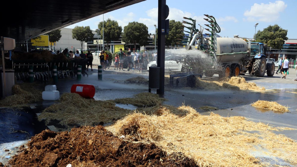 Los ganaderos lanzaron paja y estiércol a las puertas de un súper.