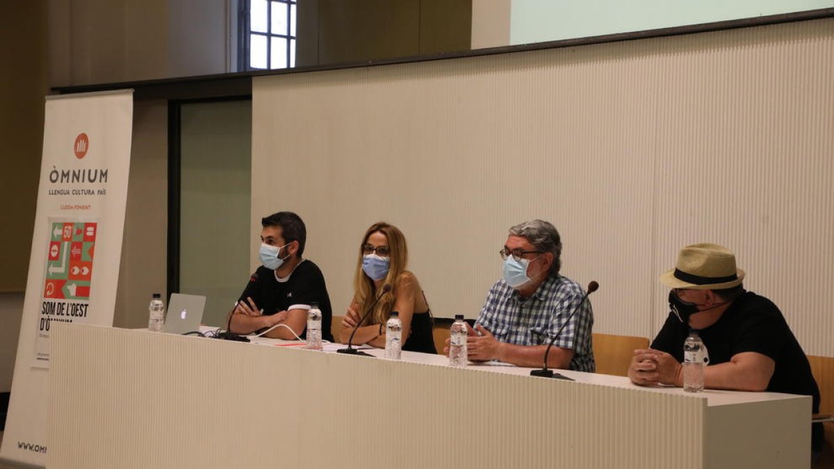 Roger Tugas, Mònica Hernàndez, Carles Sastre i Josep Maria Reñé, ahir a la sala Alfred Perenya.