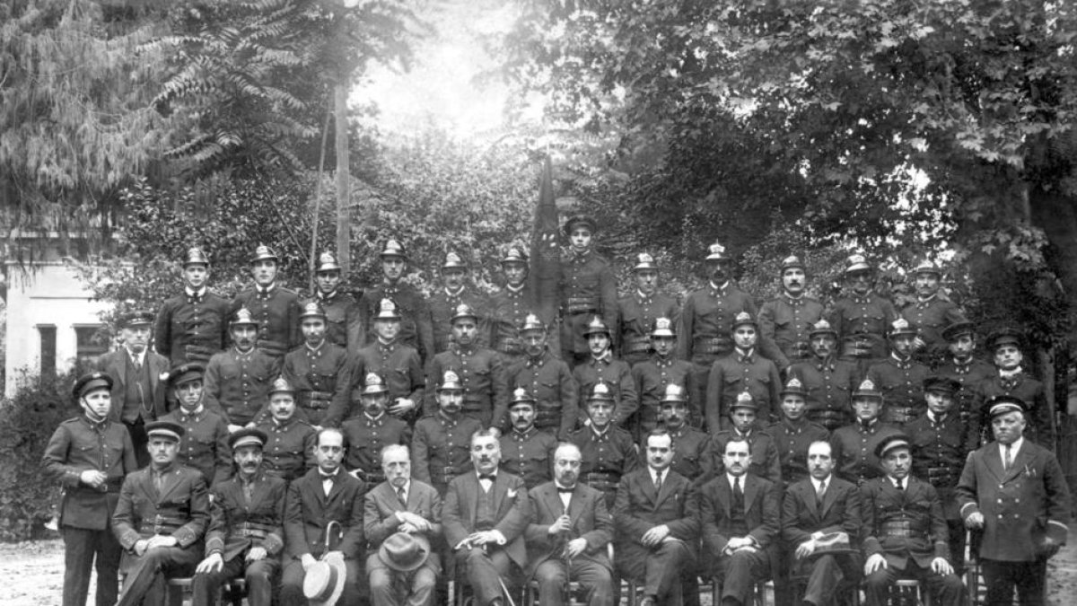 Fotografía de la plantilla de los Bomberos de Lleida tomada en 1928 en los Camps Elisis de la capital del Segrià.