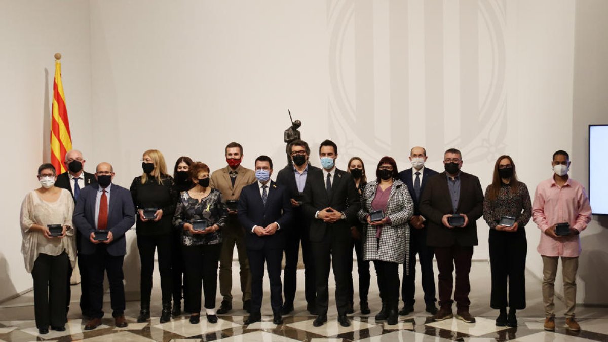 Foto de familia con algunos de los responsables de los establecimientos históricos galardonados ayer por la conselleria de Trabajo.