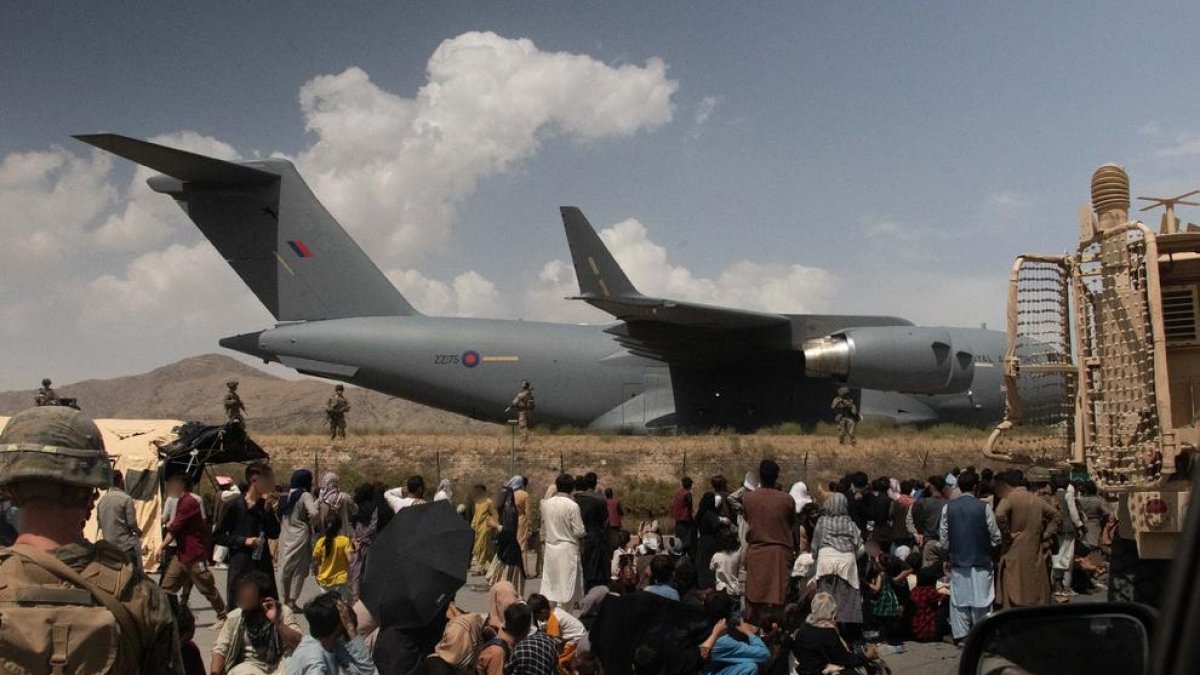 Militares británicos participan en la misión de evacuación del personal autorizado del aeropuerto de Kabul.