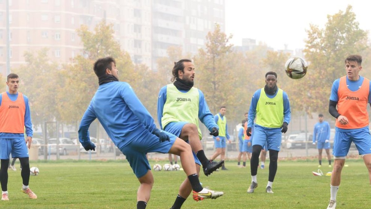 Jugadores del Lleida Esportiu durante un entrenamiento reciente.