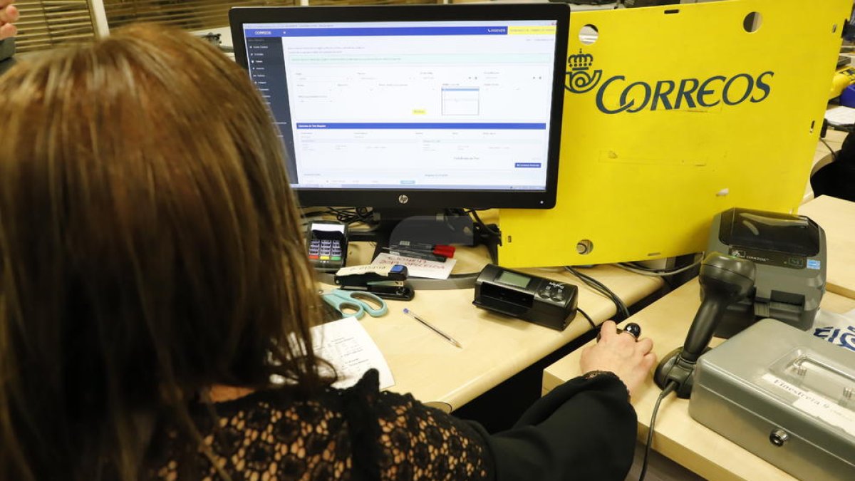Imagen de archivo de una oficina de Correos en Lleida.