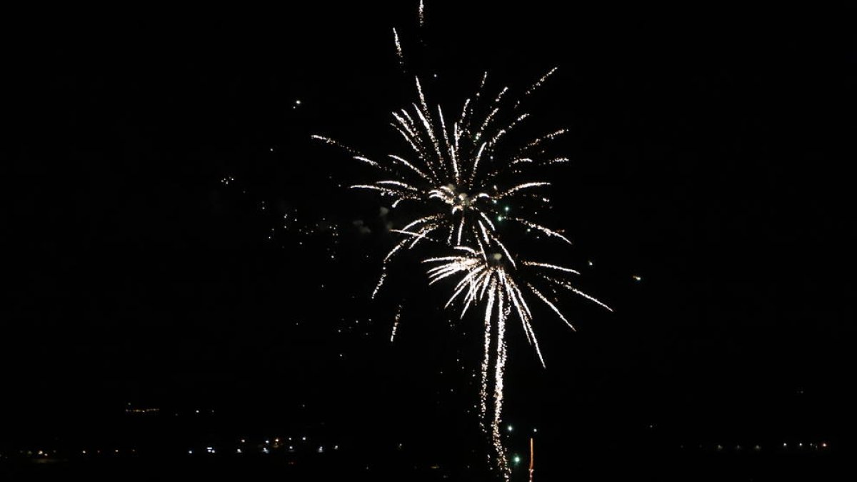 Alcoletge bajó ayer el telón de sus fiestas con un castillo de fuegos artificiales.