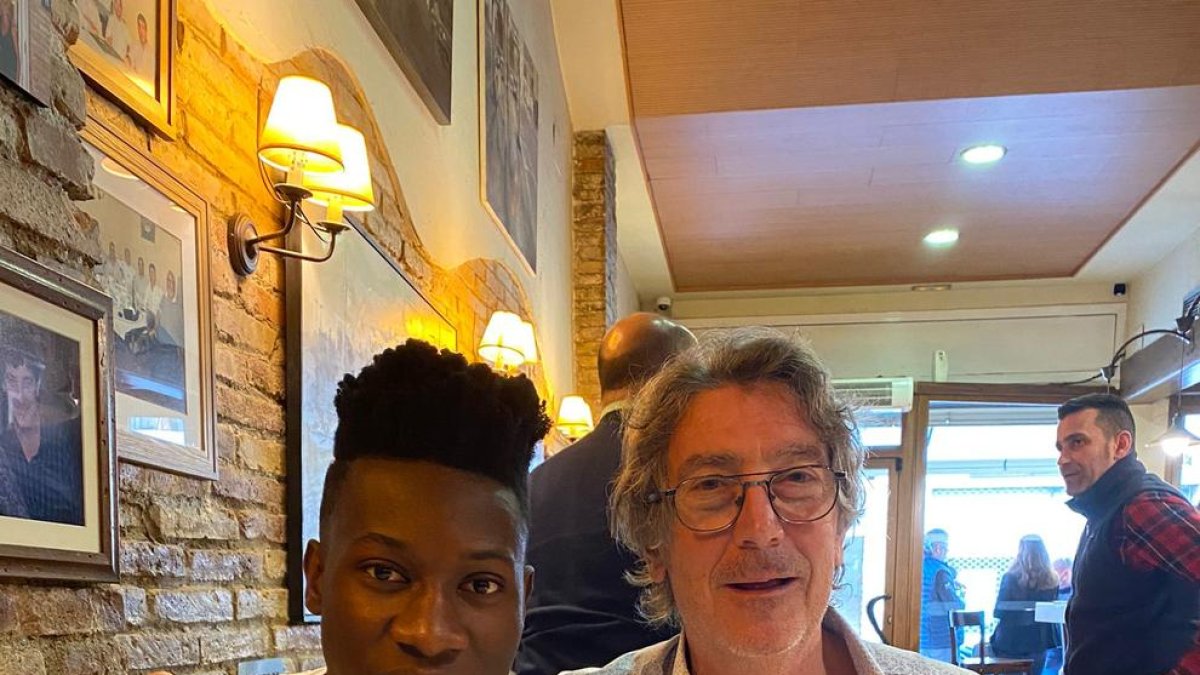 Onana, ayer junto a Ismael Balcells “Tòfol”, exjugador del Lleida.