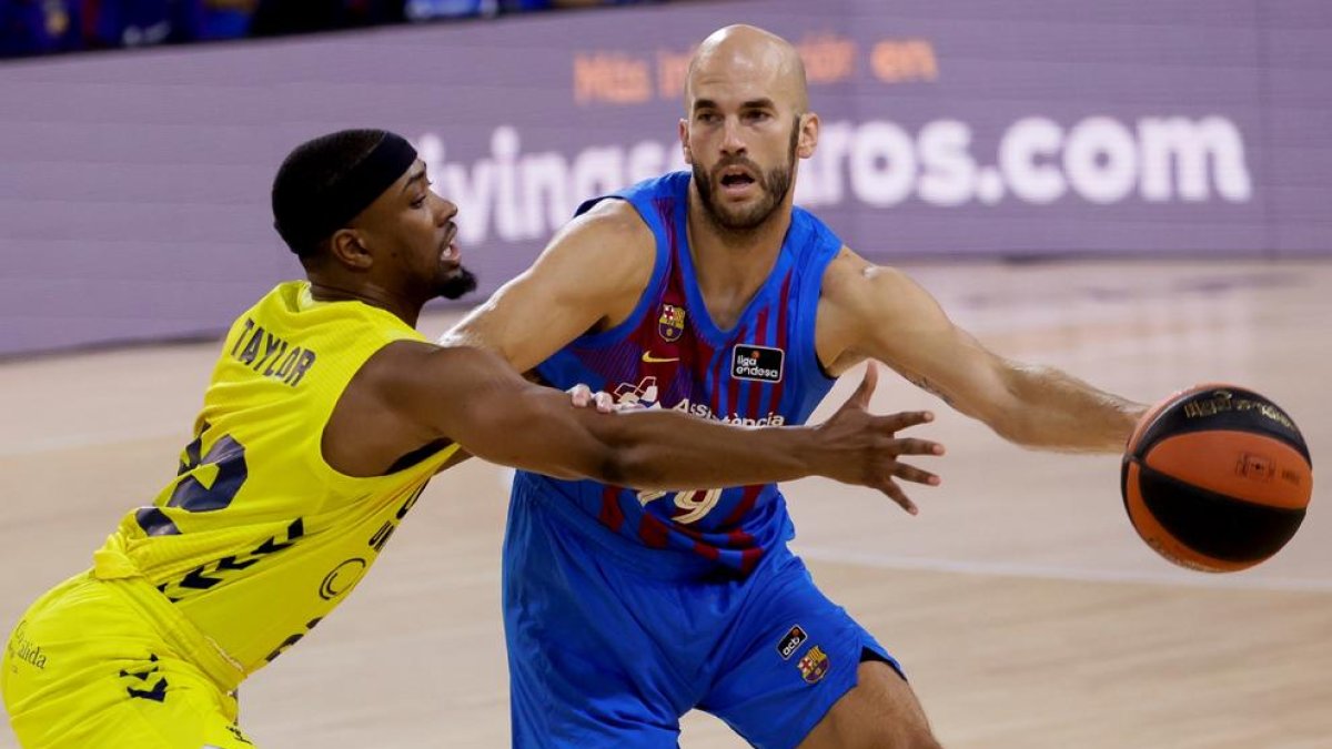 Nick Calathes, defendido por el norteamericano Taylor.