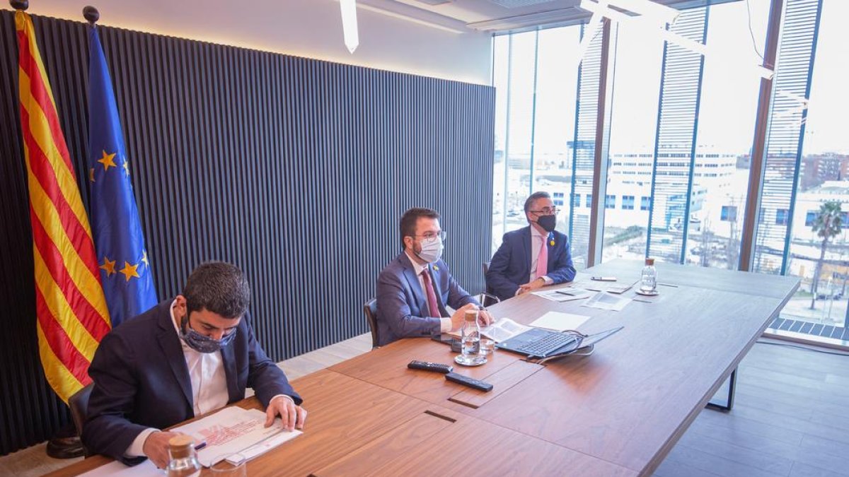 El vicepresidente del Govern en funciones de president, Pere Aragonès , y los consellers de Empresa, Ramon Tremosa (derecha) y de Trabajo, Chakir El Homrani (izquierda), durante la reunión que han mantenido con representantes de las principales patronales y los sindicatos catalanes.