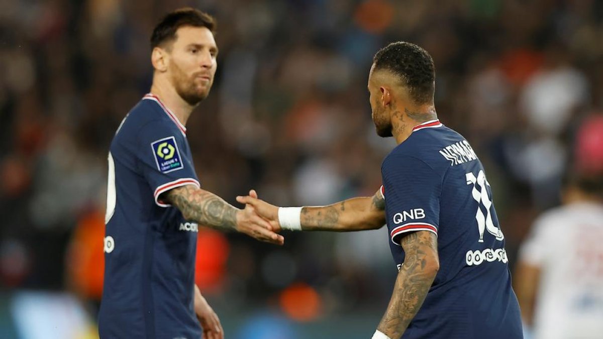 Messi y Neymar se saludan antes de comenzar el partido.