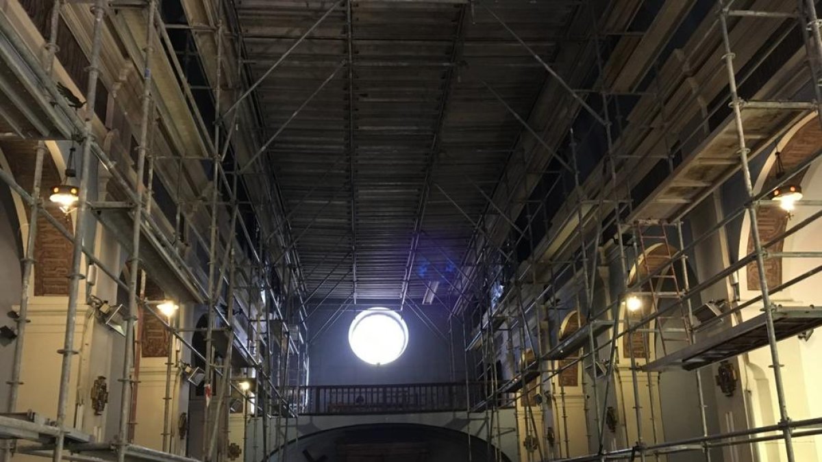 Los andamios que ya se han instalado dentro de la iglesia de Almacelles.
