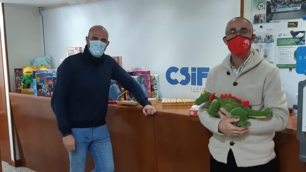 CSIF Lleida fa una donació de joguets a l'organització CIMS Contra el Càncer