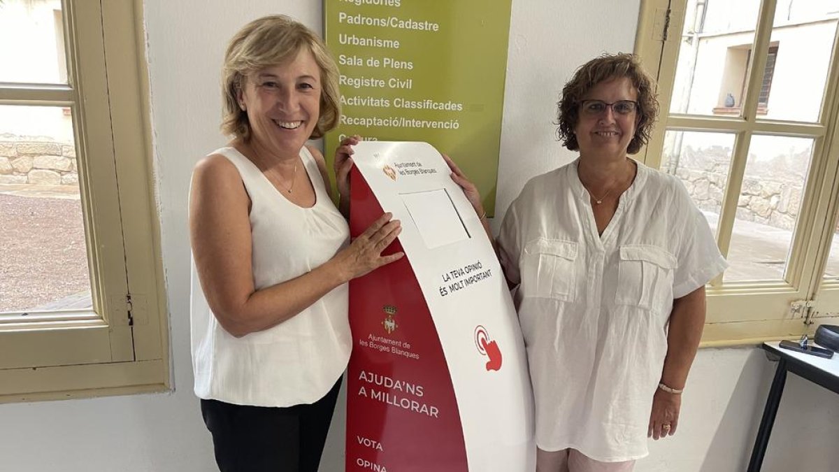 La alcaldesa, Núria Palau, y la edil Maria Fusté.