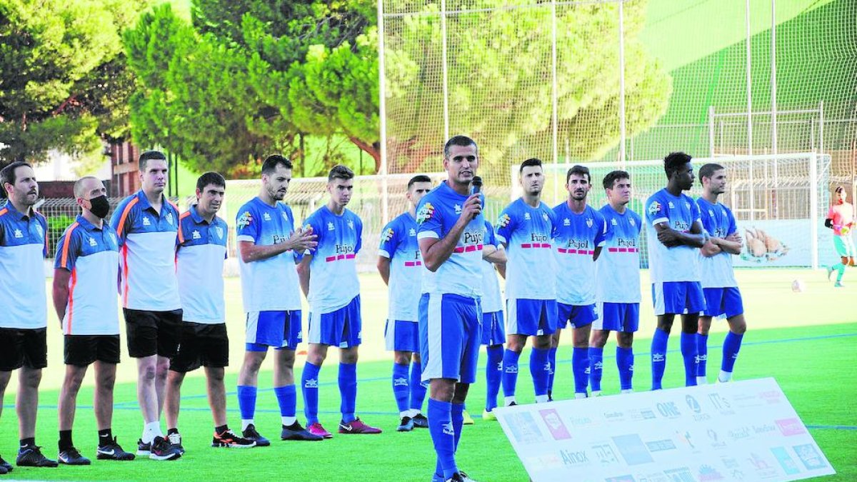 El capitán del Mollerussa se dirige al público durante la presentación.