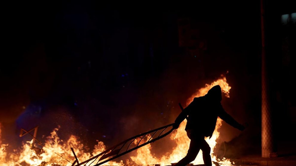 La crema d’una barricada al carrer Aragó de Barcelona gairebé acaba incendiant un edifici.