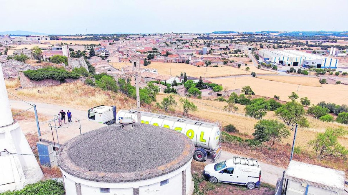 Un camión cisterna junto al depósito de Sant Ramon.