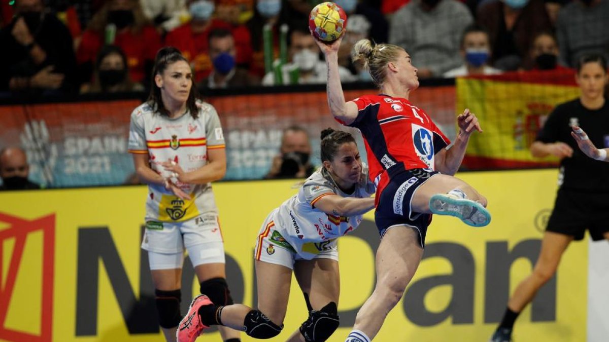 La noruega Verónica Kristiansen llança davant de l’oposició de l’espanyola Carmen Campos.