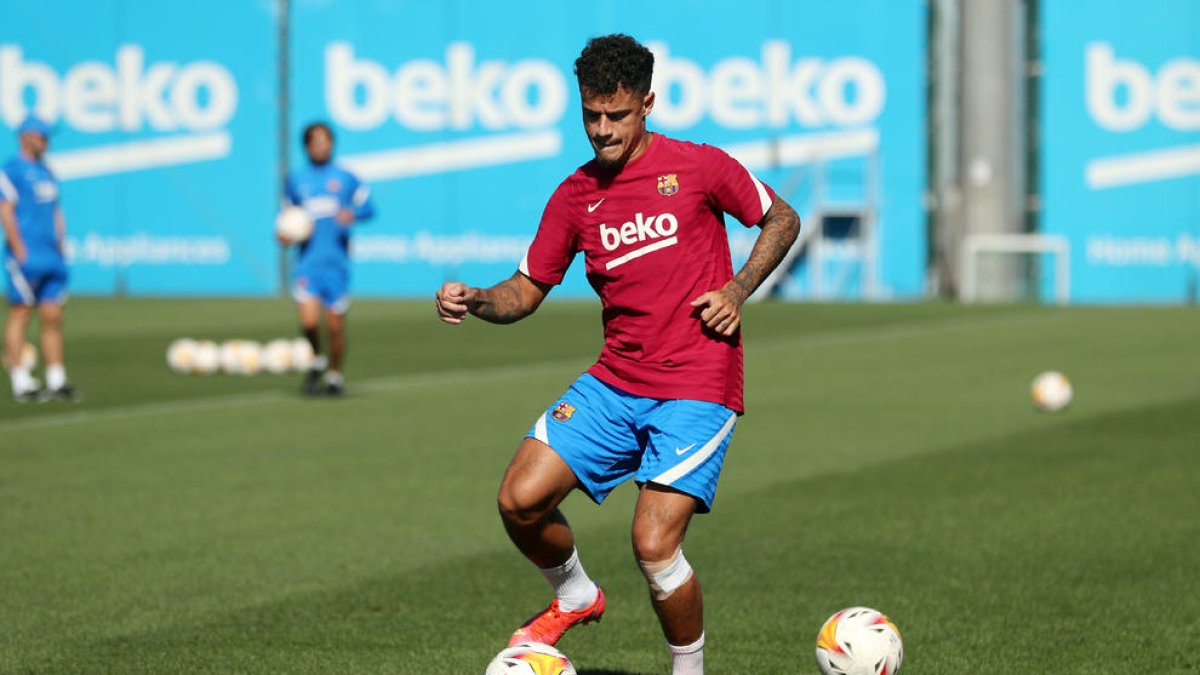 Coutinho, ayer entrenando, podría suplir a Pedri.