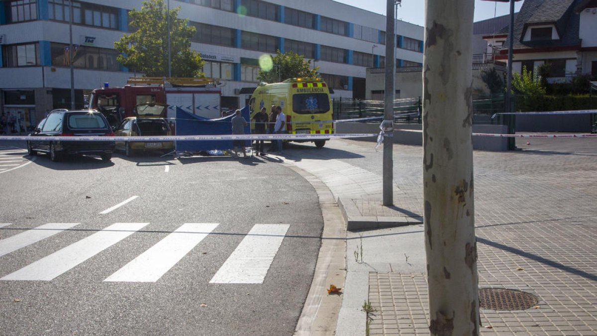 La rotonda estuvo cortada al tráfico unas tres horas tras el siniestro.