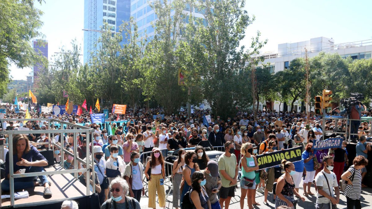 Plano general de la manifestación en contra de la ampliación del aeropuerto de El Prat, a la que fueron 10.000 personas según la Urbana.