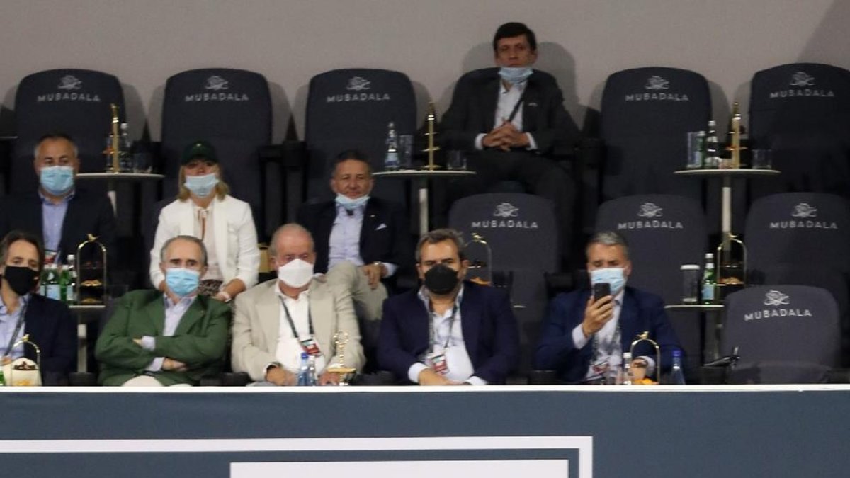 Nadal colpeja una bola, mentre a la llotja l’observa Joan Carles I.