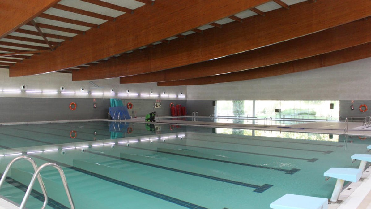 Los dos vasos de la piscina cubierta ya se han llenado de agua.
