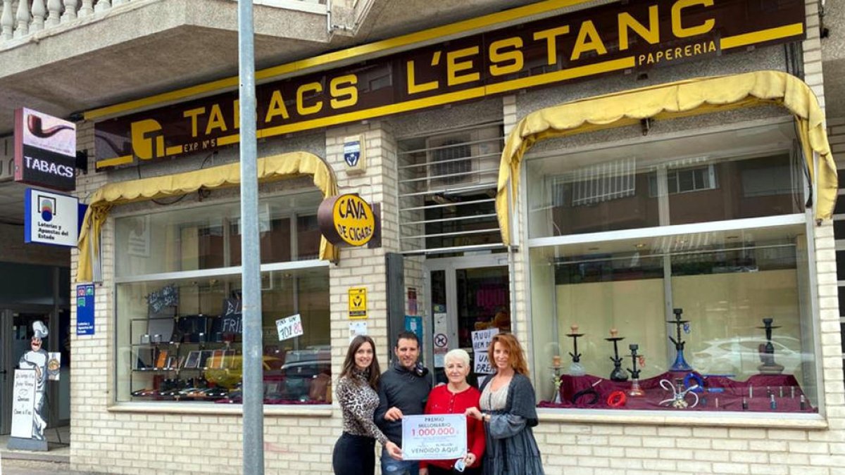 Imagen de archivo del noviembre pasado de los responsables y trabajadores del estanco de Amposta con el cartel que anuncia el premio de 1 millones de euros que han repartido con 'El Millón de l'Euromillones'.