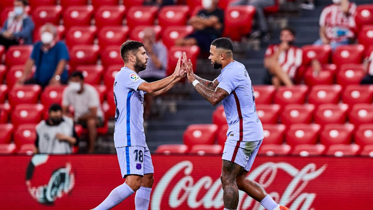 Memphis Depay celebra el gol de l’empat amb el seu company Jordi Alba.