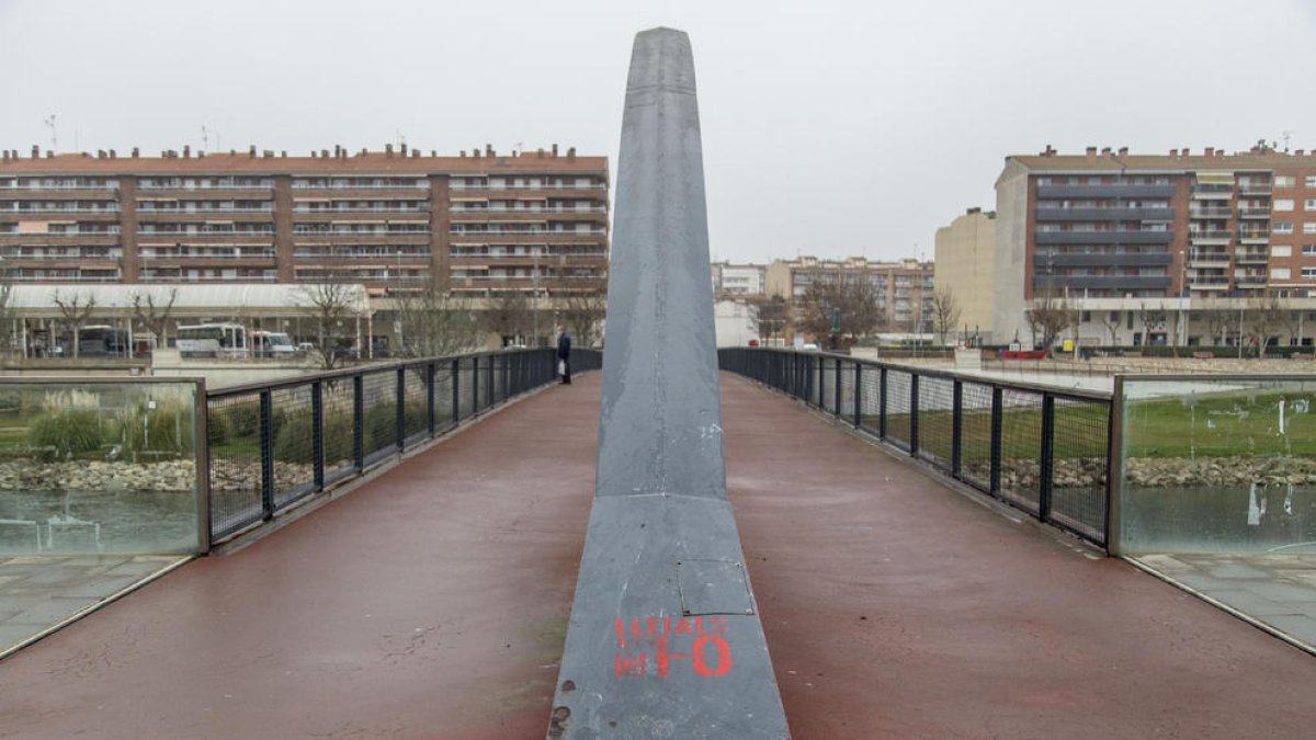 L’arc central està rovellat, el terra esquerdat i les baranes, trencades.