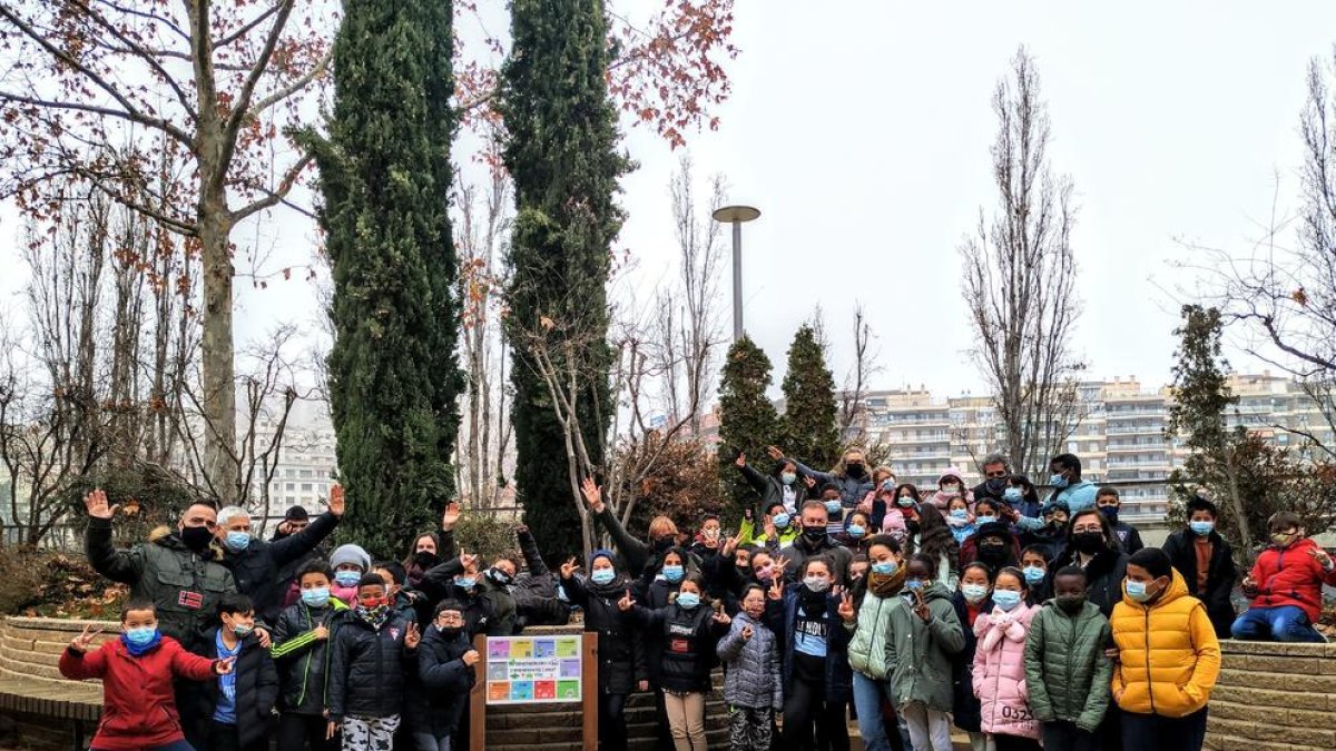 Els alumnes del col·legi Camps Elisis ahir al matí després de la col·locació del cartell.