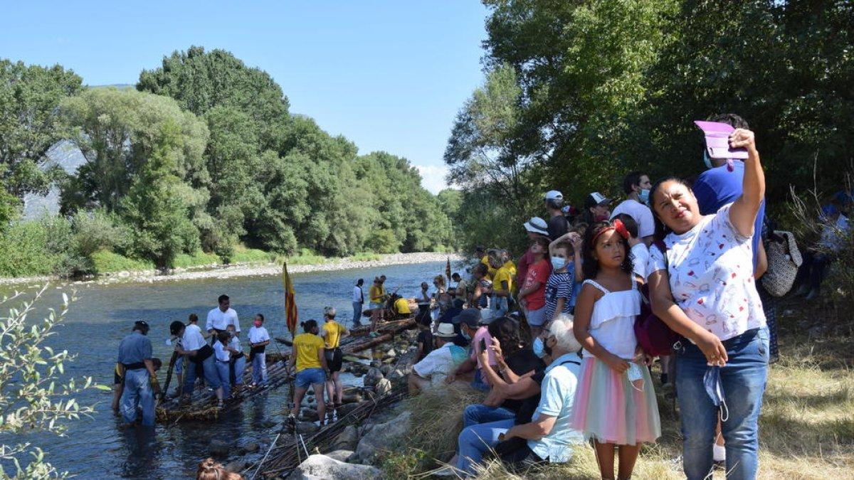 A la baixada van participar dos rais amb un total de vuit raiers, descens que alguns van immortalitzar fentse selfies.
