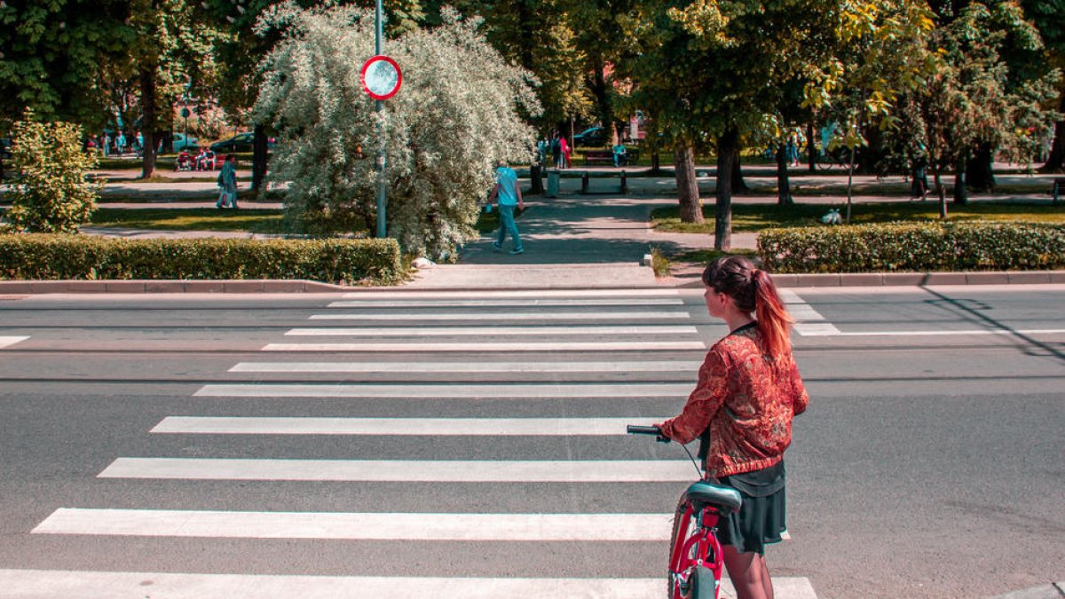 Així cal creuar un pas zebra amb patinet o bicicleta per evitar una multa de 200 euros