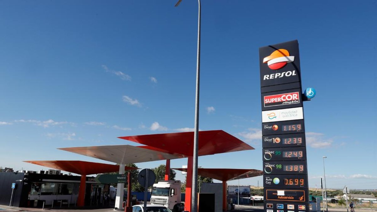 Varios conductores repostan sus vehículos en una gasolinera.