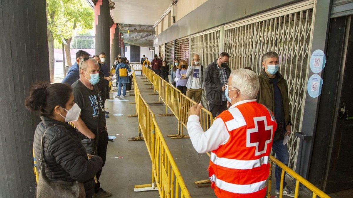 Imagen de archivo de miembros de colectivos esenciales haciendo cola en el punto de vacunación de Tàrrega para la segunda dosis con AstraZeneca.