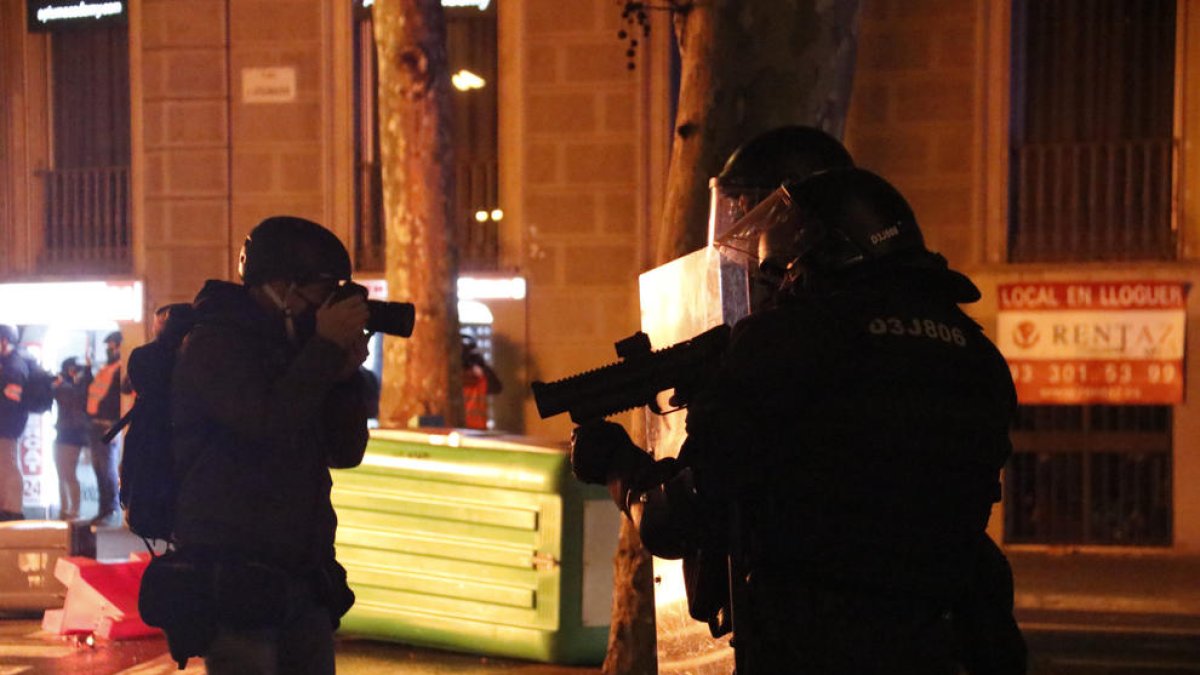 Dan de alta a la chica que ha perdido el ojo en los disturbios en Barcelona después de operarla el jueves
