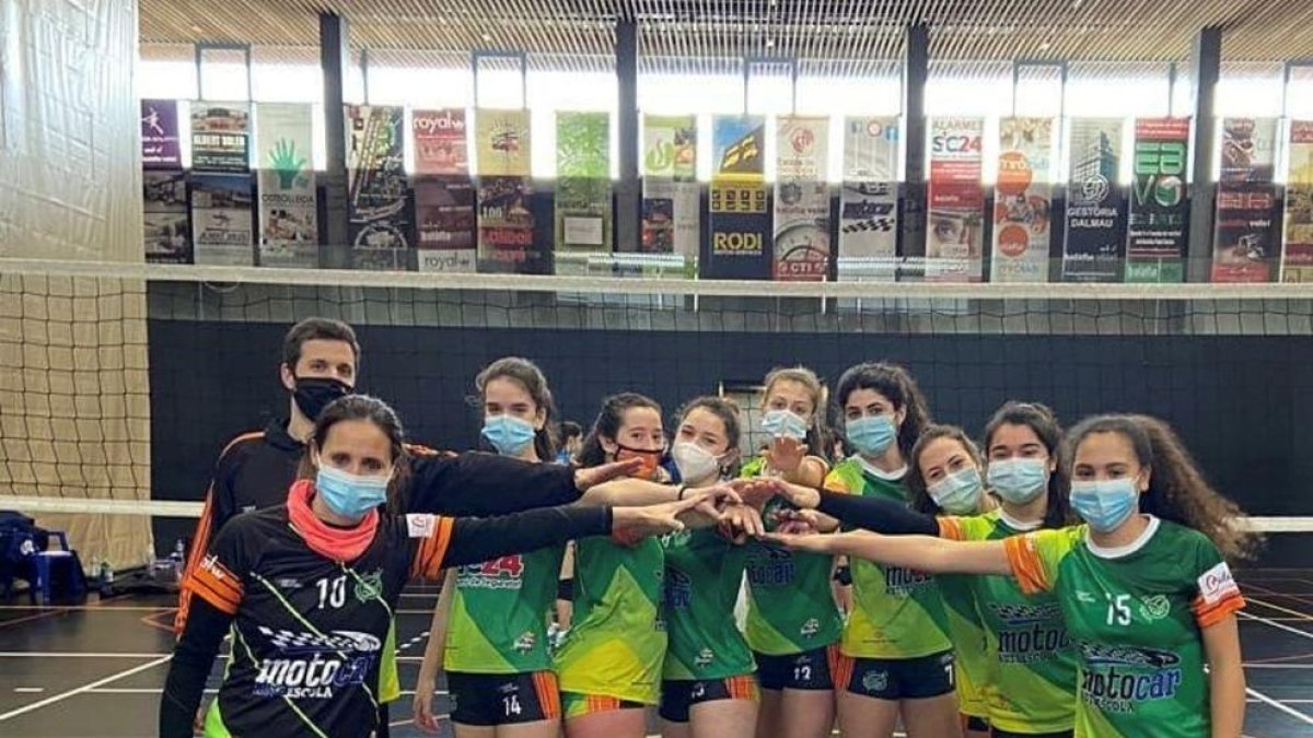 Uno de los equipos federados del Balàfia Vòlei en el Juanjo Garra.