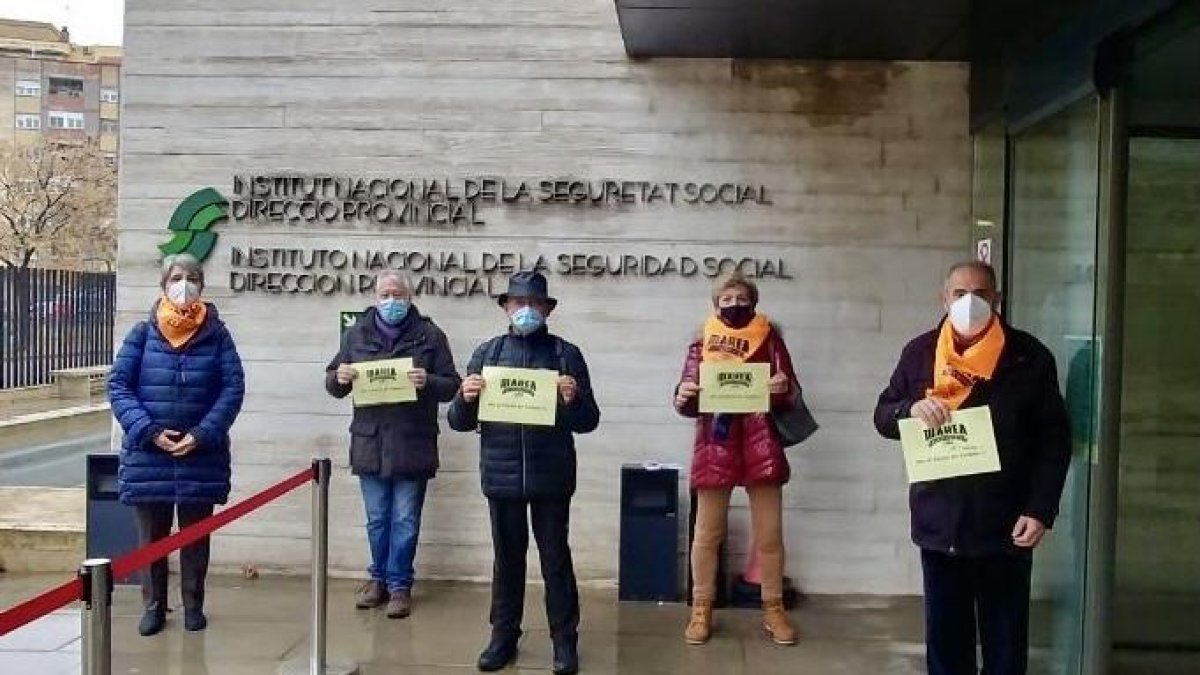 Un grupo de pensionistas protestando ante el INSS en Lleida.