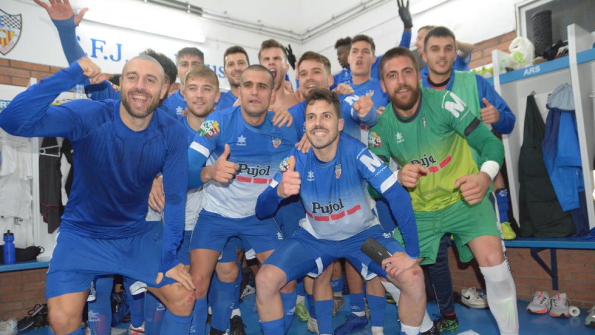 Los jugadores del Mollerussa celebrando el miércoles en el vestuario la clasificación.