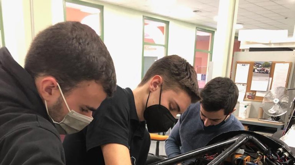 Futuros ingenieros de la EUSS construyen el fórmula 1 para competir con otras universidades.
