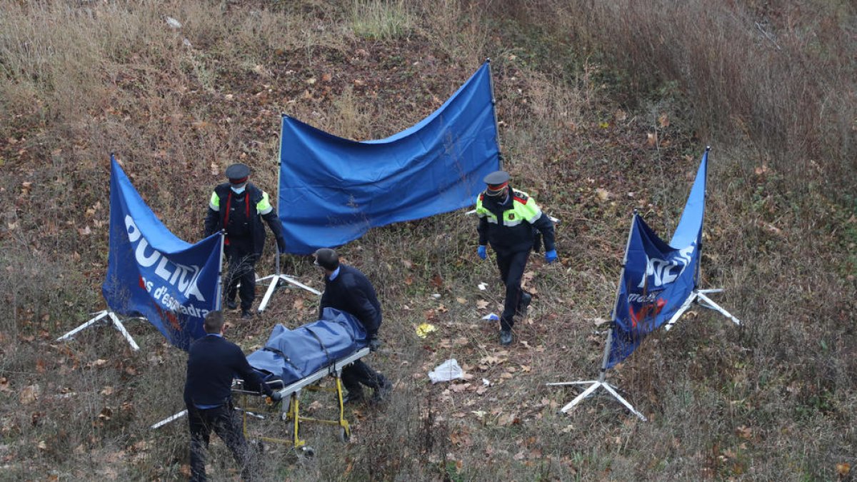 Momento en el que se retiró el cadáver de la canalización del río Segre.
